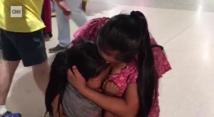 Una niña de 7 años se reunió con su madre tras casi 2 meses detenida en EE.UU.