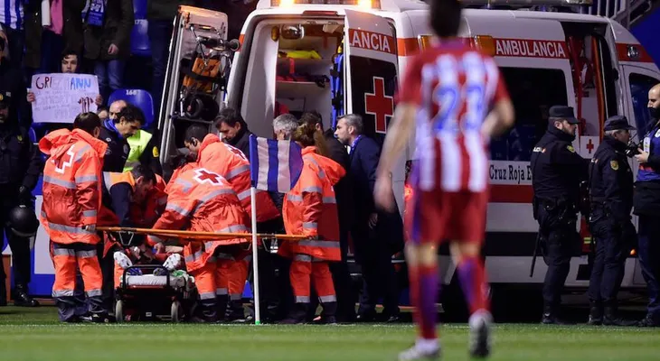 Susto en la cancha: el futbolista Fernando Torres se desploma tras sufrir un golpe en la cabeza
