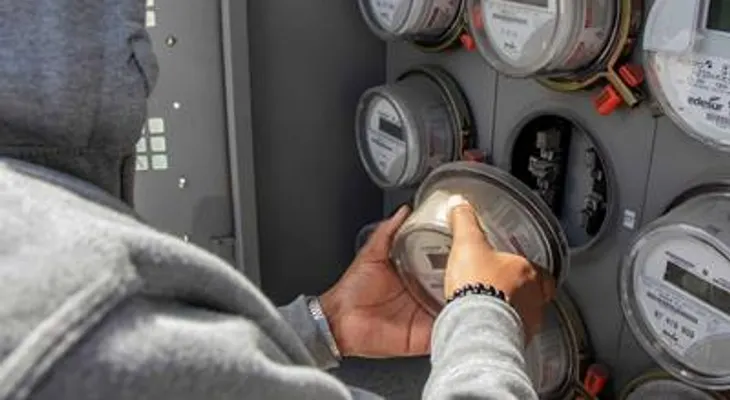Usuarios logran rebajas de facturas eléctricas ante Protecom mientras otros pagan el alza completo