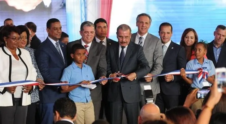 Medina entrega una escuela y estancia infantil