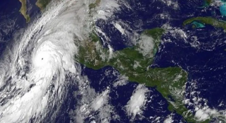 El huracán Patricia toca tierra en el este de México; daños serán potencialmente catastróficos