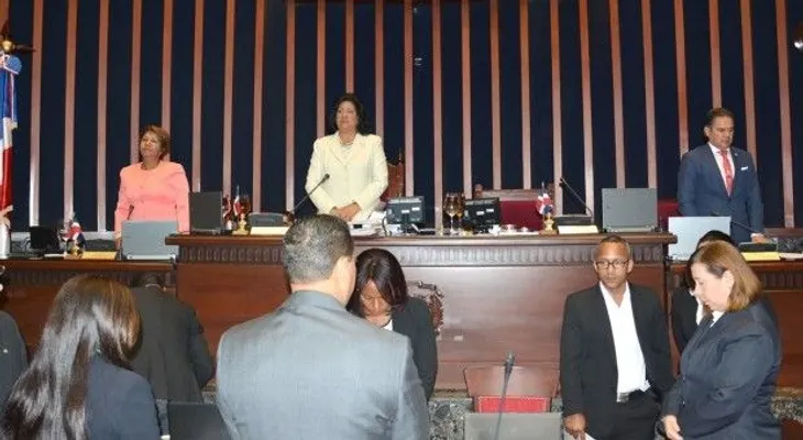 Senadores guardan minuto de silencio por mujeres asesinadas en últimos días