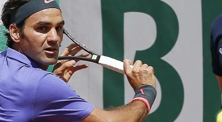 Federer se molesta con hombre que lo tocó e intentó hacerse una selfie con él