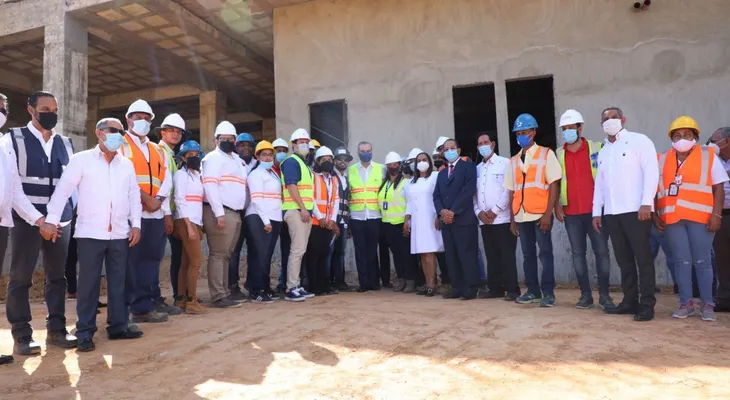 Presidente Luis Abinader supervisa construcción del Hospital Regional San Vicente de Paul; generará más de 5,900 empleos