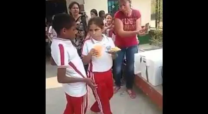 Indignación por VIDEO de niños posando con un plato de comida 