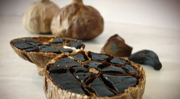 Comer ajo negro ayuda en problemas de virilidad e hipertensión