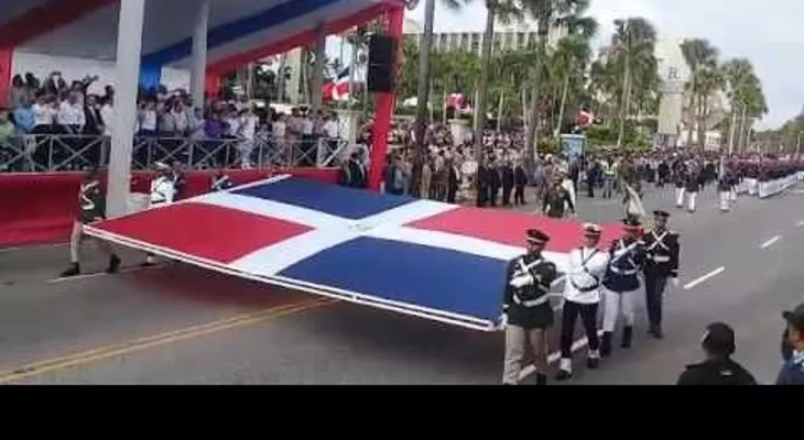 Danilo Medina encabezó desfile militar en el Malecón
