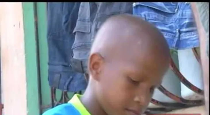Una conmovedora historia: Niño recibe quimioterapia y sale a las calles a limpiar zapatos (VIDEO)