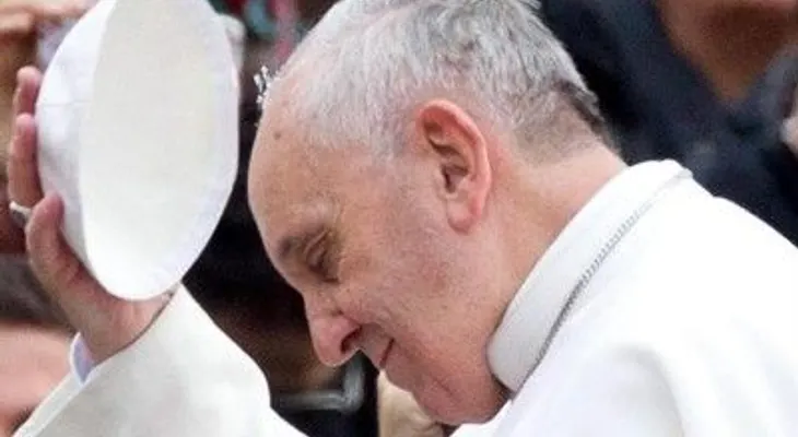 ¿El papa Francisco sale de incógnito por las noches para ayudar a los pobres? 