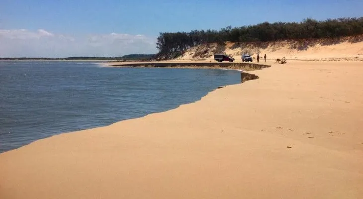 Un agujero del tamaño de un campo de fútbol devora una playa (VIDEO)