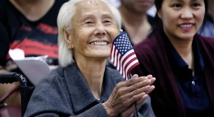 Camboyana de 103 años se nacionaliza estadounidense 
