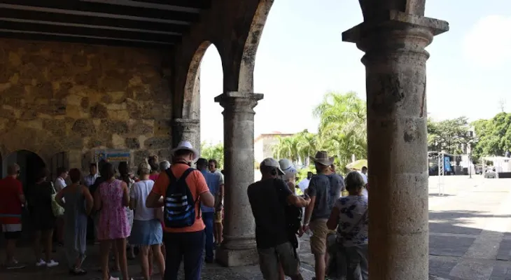 Noche Larga de los Museos visitado por miles de personas, lo que generó grandes tapones en la Zona Colonial 