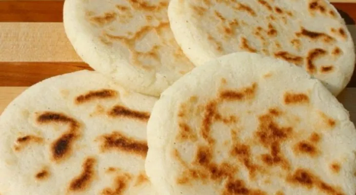 Venezolanos preparan arepas "secas" ante la crisis 