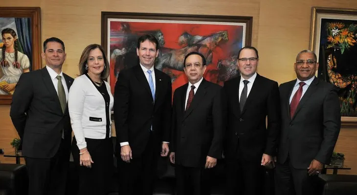 Gobernador del Banco Central recibe a ejecutivos del Scotiabank