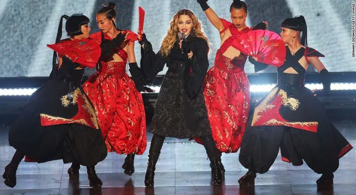 Madonna exhibe el seno de una fanática adolescente en el escenario