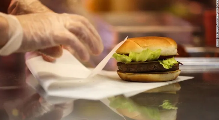 Multan a esta famosa marca de hamburguesas por pagar bajos salarios