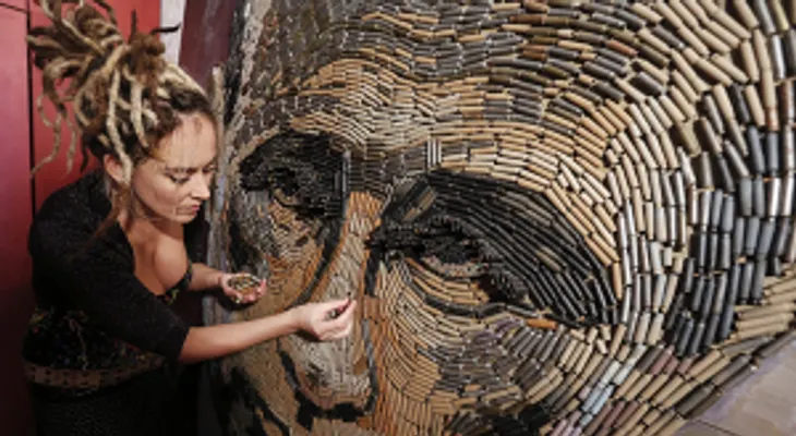 Artista crea retrato de Vladimir Putin con balas