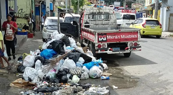 Vertederos improvisados persisten en el Gran Santo Domingo pese a programas de limpieza