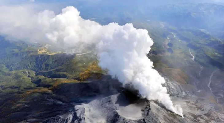 Volcán en Japón entra en erupción