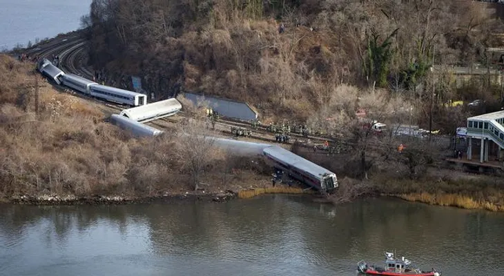 Tres muertos y varios heridos tras descarrilamiento de tren en NY