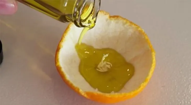 Mi vecina siempre echa aceite de oliva en una mandarina, cuando descubrí su secreto corrí a mi casa a intentarlo.
