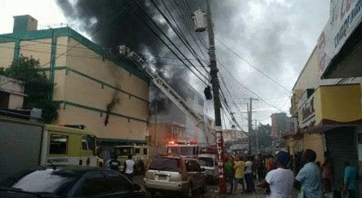 Se incendia local de Almacenes Híperuno