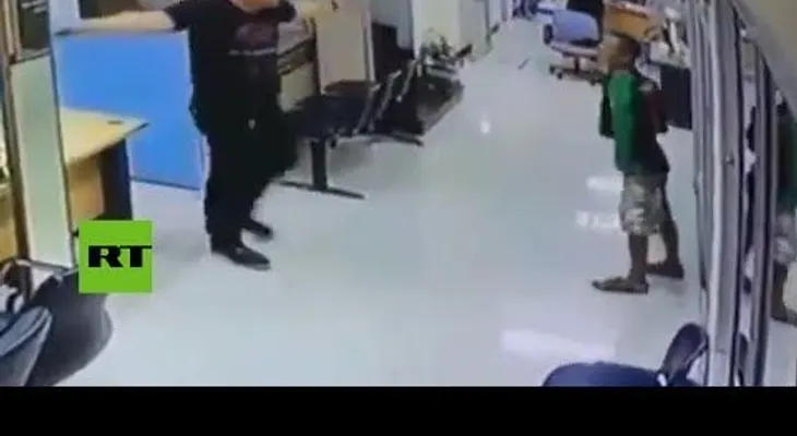 Policía convence asaltante y lo abraza; fue enviado a un hospital