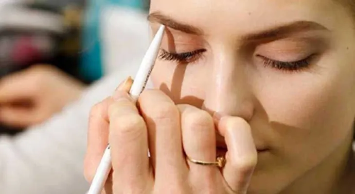 ADVERTENCIA: Teñirte las cejas podría dañar tu salud