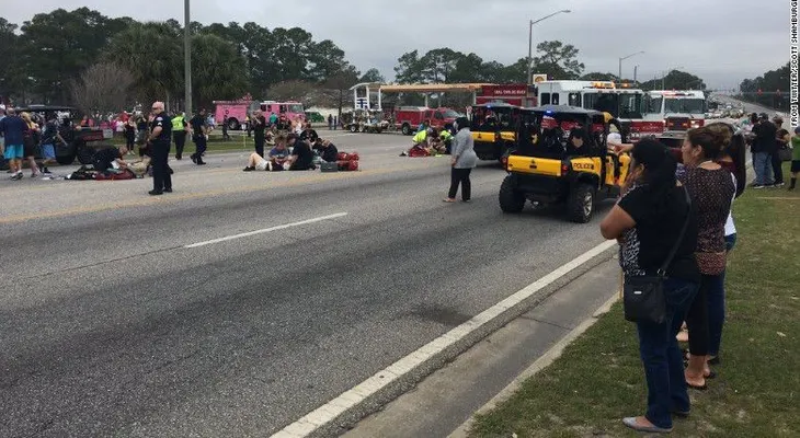 Auto embiste una banda en desfile de Mardi Gras y deja al menos 11 heridos