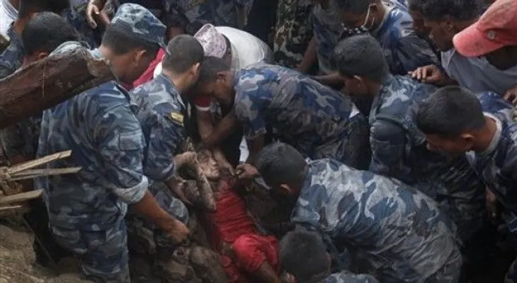 Aludes de tierra sepultan aldeas de Nepal; unos 30 muertos 