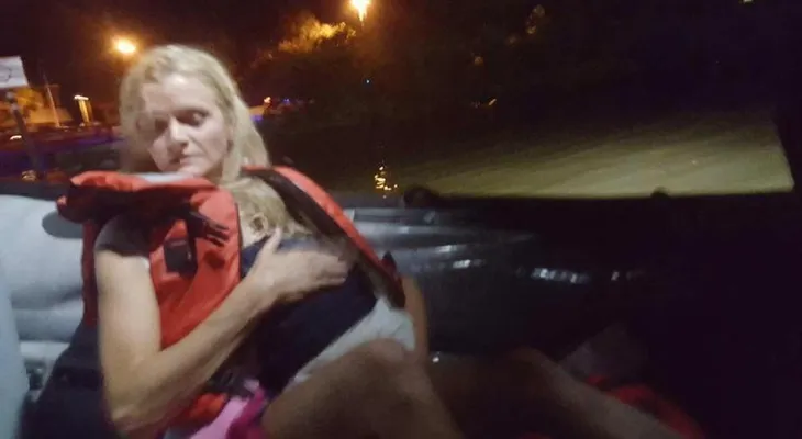 Rescatan a una bebé que estuvo atrapada casi una hora debajo de un bote volcado