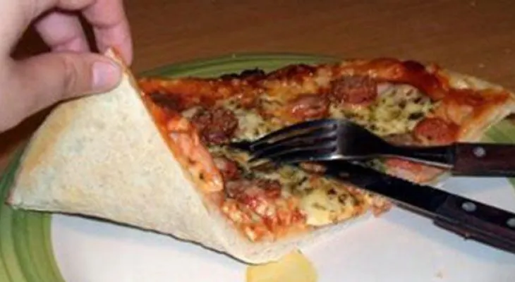 El truco infalible para recalentar la pizza en el microondas