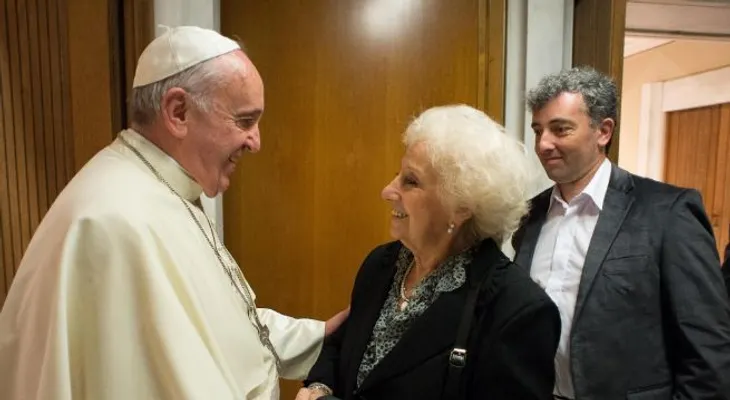 Papa recibe a Estela de Carlotto y a su nieto 