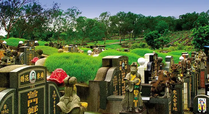 Empresario construye cementerio de muertos que están vivos