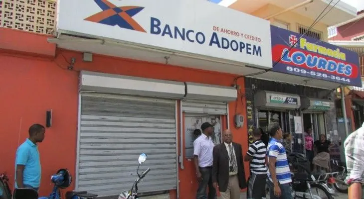 Dos hombres asaltan banco y cargan con RD$800 mil 