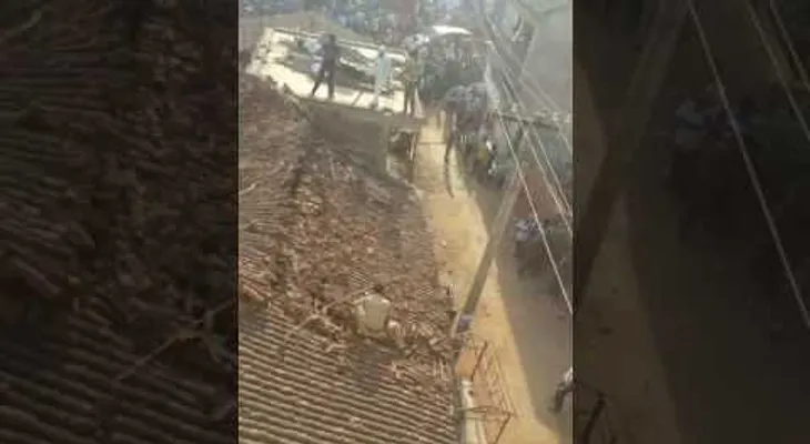 Un hombre salta desde el techo para evitar ser atacado por un leopardo