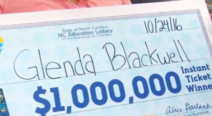 Se gana 1 millón de dólares, mujer que no creía en la lotería