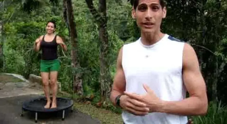 Los 11 beneficios de saltar en un mini trampolín; hacer ejercicios de una manera fácil y barato (VIDEO)