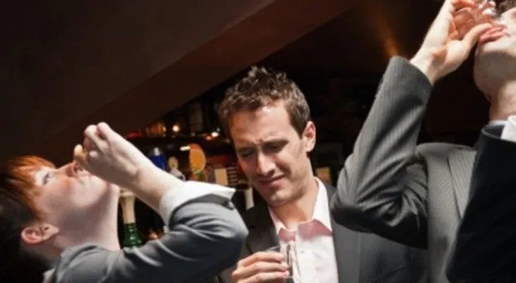 Beber mucho alcohol aumenta el riesgo de ictus incluso más que la hipertensión