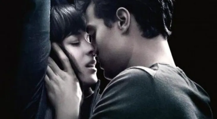 Escuela suspende a maestra por mostrar a alumnos 50 sombras de Grey, como premio