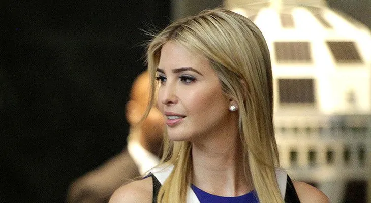 La vecina de Ivanka Trump que mira la protesta LGBT acapara todas las miradas. Wepa...