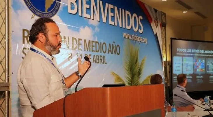 Experto dice redes sociales enteran de temas, pero no informan a profundidad
