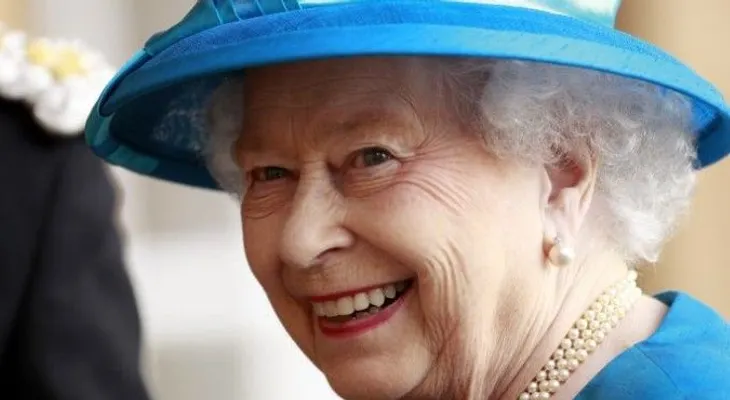 La reina Isabel II reaparece en público tras varios días convaleciente