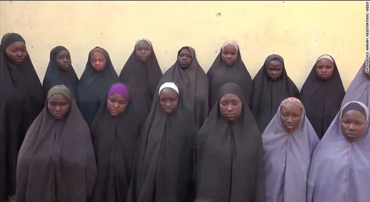 Los padres de las niñas secuestradas por Boko Haram ven a sus hijas por primera vez en dos años