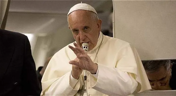 El papa Francisco dice que hay una "puerta abierta" para discutir el celibato