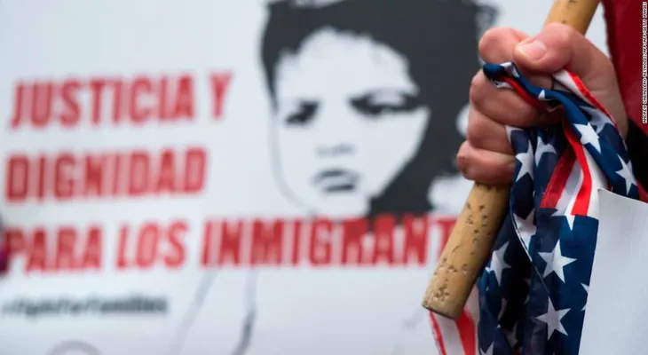 Corte de EE.UU. ordena salir del país a una mujer que fue forzada a trabajar con guerrillas de El Salvador