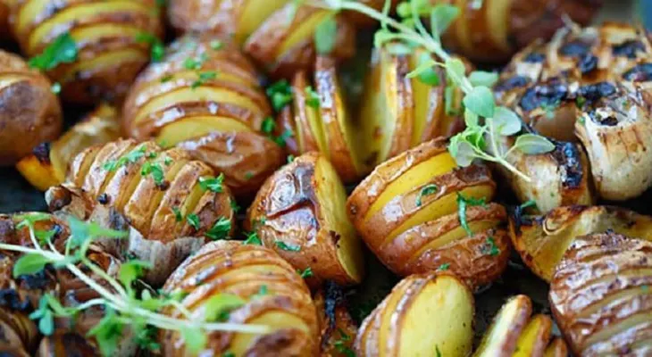 ¡Una delicia digna de un rey: Receta exquisita de patatas al horno con ajo !