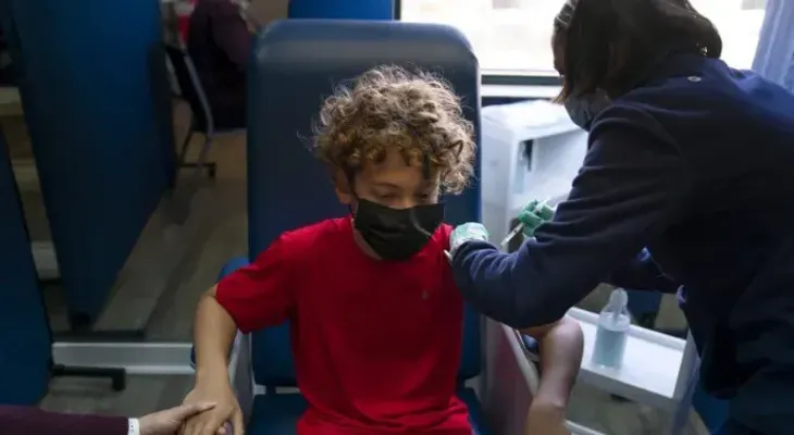 Vacunar los niños contra la COVID es beneficioso, pero poco urgente, dice la OMS
