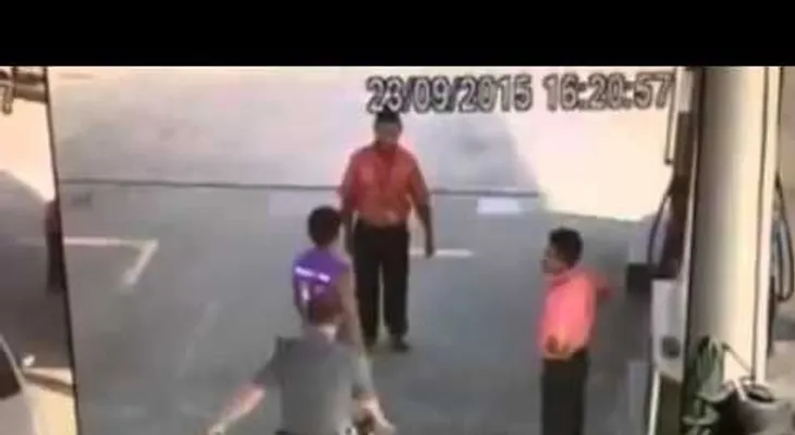 Un policía reduce a un ladrón sin usar las manos