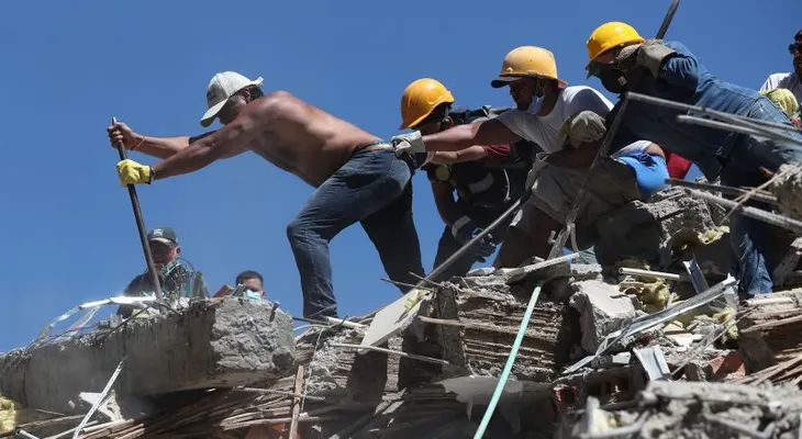 Rescatistas llegan a Colombia en medio de polémica por gestión de la ayuda